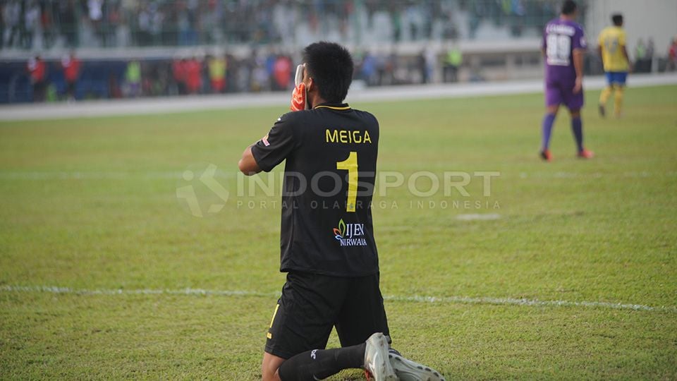 Menepis kabar miring tentang dirinya, Kurnia Meiga tegaskan masih ingin kembali merumput untuk menjadi pemain profesional. Copyright: © INDOSPORT/ Ratno Prasetyo